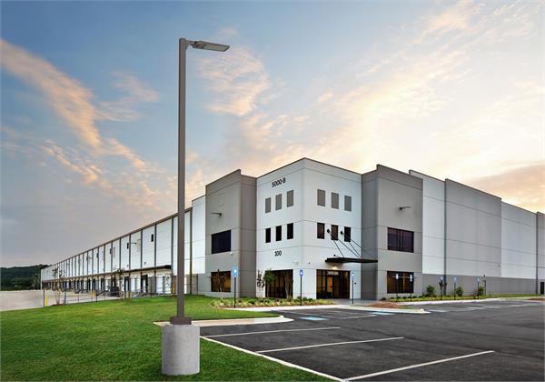 app_01_parking-lot-pole-and-wall_mid EAX1 LED
